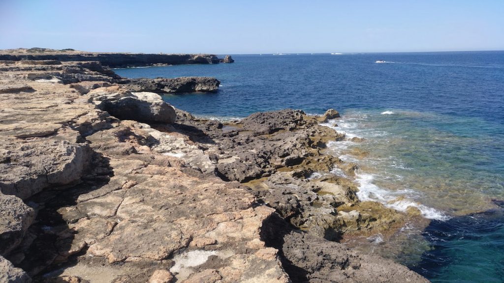 Costa rocosa con formaciones naturales y aguas turquesas en Mallorca.
