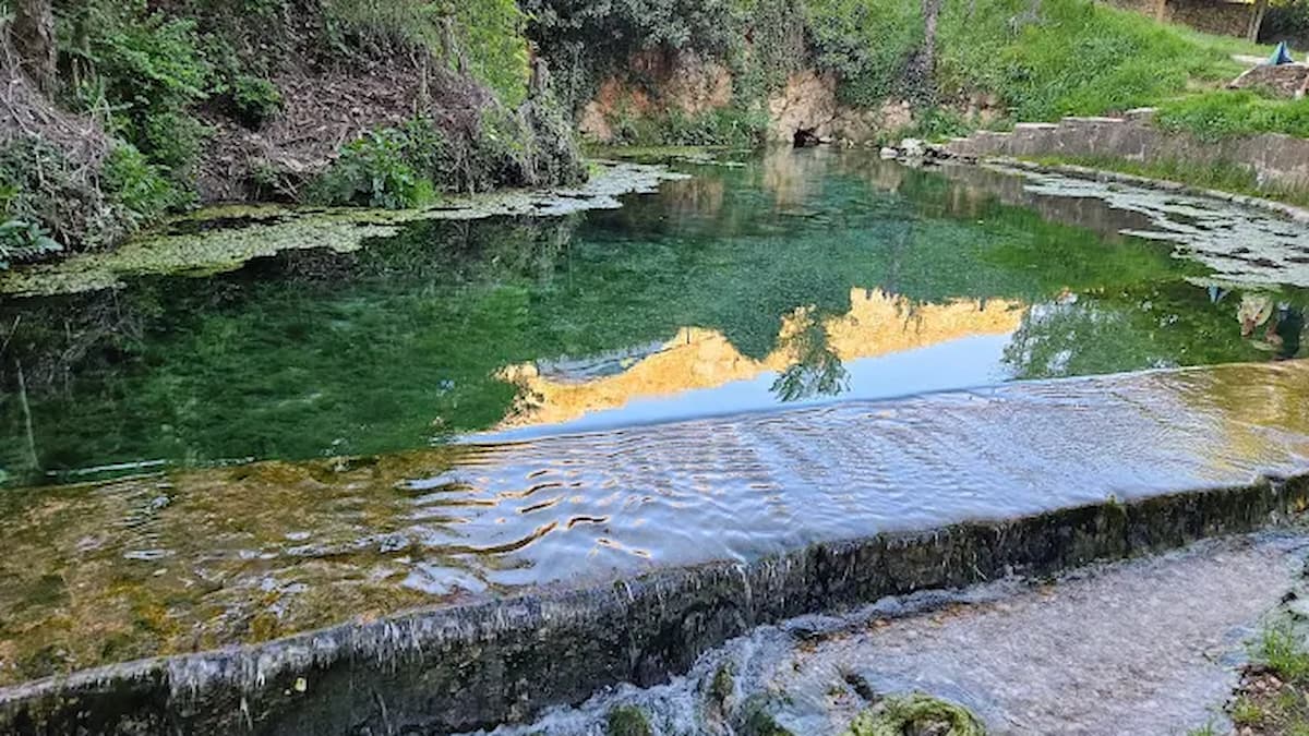 Pequeña cascada vertiendo agua fresca y cristalina en la piscina natural de la Fuente de la Salud.
