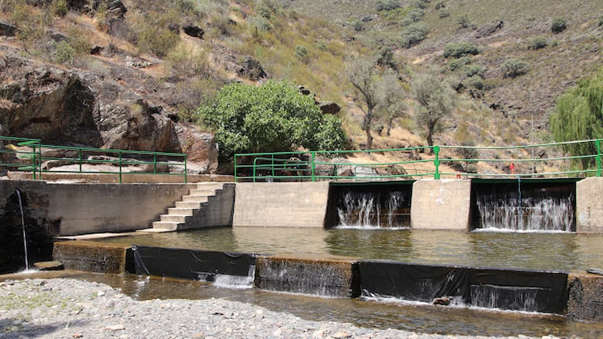 Pequeñas cascadas de agua cristalina en la piscina natural de Valero, Salamanca.