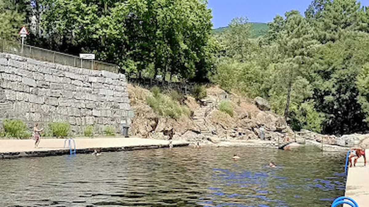 Personas nadando y disfrutando del agua en la piscina natural de Arenas de San Pedro.