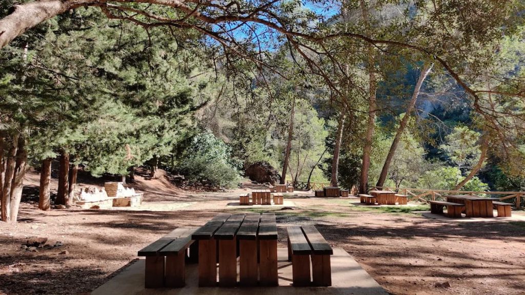 Un lugar perfecto para disfrutar de una comida al aire libre cerca del Charco del Aceite.
